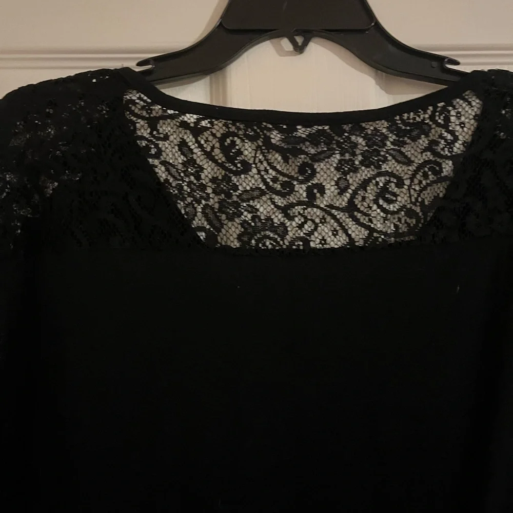 Lace detail floral embroidered crop top tie front - Picture 4 of 9